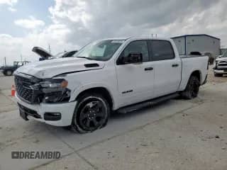2025 Ram 1500 Lone Star z VIN 1C6SRFFP7SN652049, wystawiony jako Copart lot #59545025 z przebiegiem 8 581 mil mil oraz Szkoda całkowita • Salvage title. Historia ofert i sprzedaży dostępna na DreamBid. Obrazek 1.
