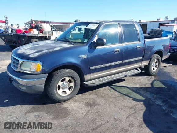 2003 Ford F-150 XLT z VIN 1FTRW07L43KD26690, wystawiony jako IAAI lot #43523370 z przebiegiem 236 701 mil mil oraz . Historia ofert i sprzedaży dostępna na DreamBid. Obrazek 2.