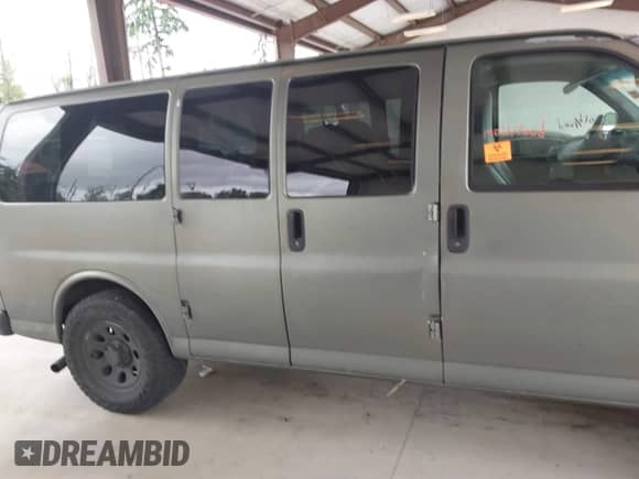 2011 Chevrolet Express Passenger LS z VIN 1GNSGBF43B1145404, wystawiony jako IAAI lot #42359594 z przebiegiem 126 042 mil mil oraz . Historia ofert i sprzedaży dostępna na DreamBid. Obrazek 12.