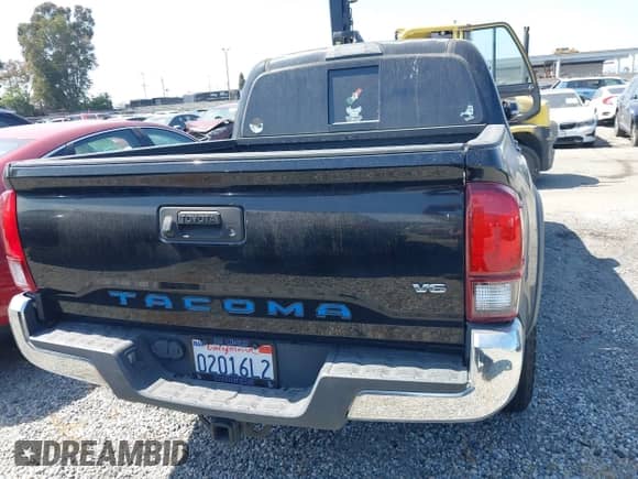 2018 Toyota Tacoma SR5 с VIN 3TMAZ5CN9JM054894, выставлен на аукционе IAAI как лот 42141139 с пробегом 56 911 миль миль и . История ставок и продаж доступна на DreamBid. Изображение 17.