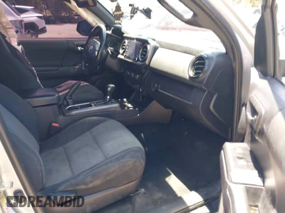 2020 Toyota Tacoma SR5 z VIN 3TMBZ5DN3LM025980, wystawiony jako IAAI lot #42215140 z przebiegiem 67 414 mil mil oraz . Historia ofert i sprzedaży dostępna na DreamBid. Obrazek 5.