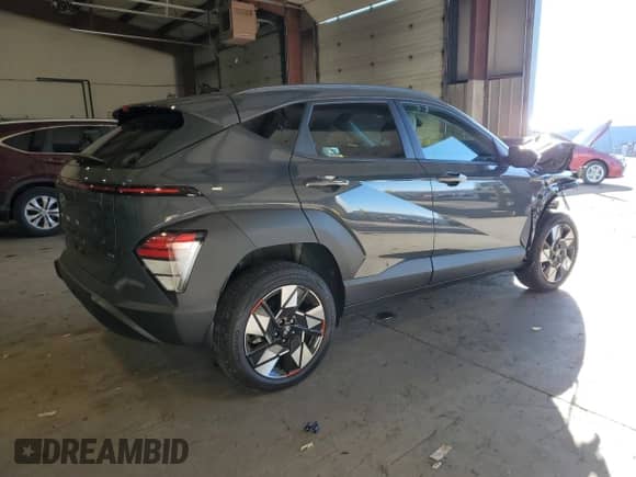 2024 Hyundai Kona SEL с VIN KM8HCCAB8RU054269, выставлен на аукционе Copart как лот 80518894 с пробегом 7 516 миль миль и Списание • Salvage title. История ставок и продаж доступна на DreamBid. Изображение 3.