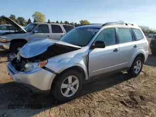 2013 Subaru Forester X z VIN JF2SHABC2DH435464, wystawiony jako Copart lot #85578855 z przebiegiem 136 612 mil mil oraz Szkoda całkowita • Salvage title. Historia ofert i sprzedaży dostępna na DreamBid. Obrazek 1.