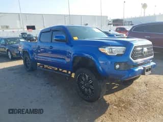 2018 Toyota Tacoma SR5 z VIN 3TMBZ5DN7JM013733, wystawiony jako IAAI lot #43169892 z przebiegiem 175 949 mil mil oraz . Historia ofert i sprzedaży dostępna na DreamBid. Obrazek 1.