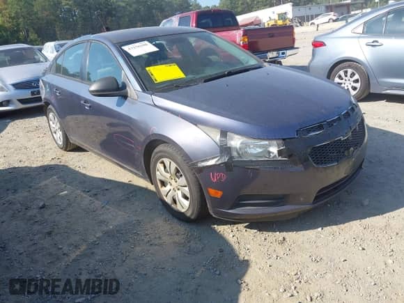 2013 Chevrolet Cruze LS z VIN 1G1PA5SH6D7168517, wystawiony jako IAAI lot #43256208 z przebiegiem 137 199 mil mil oraz . Historia ofert i sprzedaży dostępna na DreamBid. Obrazek 1.