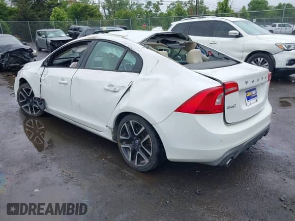 2017 Volvo S60 Dynamic z VIN YV140MTL6H2437364, wystawiony jako IAAI lot #42369420 z przebiegiem 93 442 mil mil oraz . Historia ofert i sprzedaży dostępna na DreamBid. Obrazek 3.