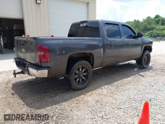 2011 Chevrolet Silverado 1500 LT z VIN 3GCPKSEA5BG216494, wystawiony jako IAAI lot #42683144 z przebiegiem 261 539 mil mil oraz . Historia ofert i sprzedaży dostępna na DreamBid. Obrazek 4.