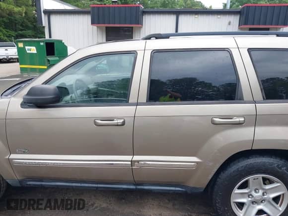 2006 Jeep Grand Cherokee Laredo z VIN 1J4GS48K96C329772, wystawiony jako IAAI lot #42492434 z przebiegiem 285 257 mil mil oraz . Historia ofert i sprzedaży dostępna na DreamBid. Obrazek 14.