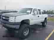 2004 Chevrolet Silverado 2500HD LT z VIN 1GCHK29164E130488, wystawiony jako IAAI lot #42934215 z przebiegiem 380 858 mil mil oraz . Historia ofert i sprzedaży dostępna na DreamBid. Obrazek 2.