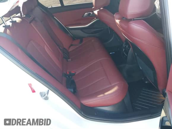 2023 BMW 3 Series M340i xDrive z VIN 3MW49FF01P8C87749, wystawiony jako IAAI lot #40997657 z przebiegiem 39 691 mil mil oraz . Historia ofert i sprzedaży dostępna na DreamBid. Obrazek 8.