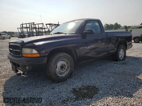 1998 Dodge Dakota SLT z VIN 1B7FL26X9WS641162, wystawiony jako Copart lot #59421575 z przebiegiem 90 282 mil mil oraz Czysty tytuł • Clean title. Historia ofert i sprzedaży dostępna na DreamBid. Obrazek 1.