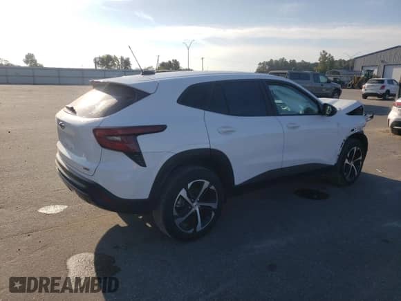 2024 Chevrolet Trax 1RS with VIN KL77LGE26RC093432, listed as a Copart auction lot 81155295 with 101,617 mi miles and Salvage title. Bid and sale history available at DreamBid. Image 3.