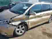 2012 Toyota Sienna LE AAS z VIN 5TDKK3DC7CS224182, wystawiony jako IAAI lot #43201806 z przebiegiem 218 893 mil mil oraz . Historia ofert i sprzedaży dostępna na DreamBid. Obrazek 6.