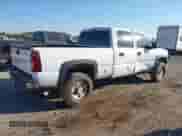 2004 Chevrolet Silverado 2500HD Work Truck z VIN 1GCHC23U14F185070, wystawiony jako IAAI lot #43422066 z przebiegiem 220 944 mil mil oraz . Historia ofert i sprzedaży dostępna na DreamBid. Obrazek 4.