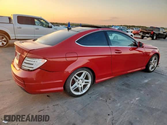 2014 Mercedes-Benz C 250 z VIN WDDGJ4HB8EG266542, wystawiony jako Copart lot #69877035 z przebiegiem 132 777 mil mil oraz Czysty tytuł • Clean title. Historia ofert i sprzedaży dostępna na DreamBid. Obrazek 3.