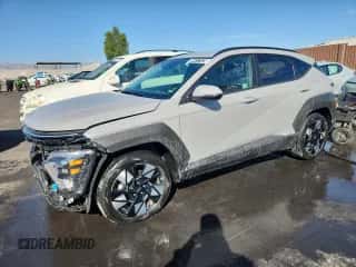2025 Hyundai Kona SEL с VIN KM8HB3AB8SU200338, выставлен на аукционе Copart как лот 84417125 с пробегом 20 641 миль миль и Чистый • Clean title. История ставок и продаж доступна на DreamBid. Изображение 1.