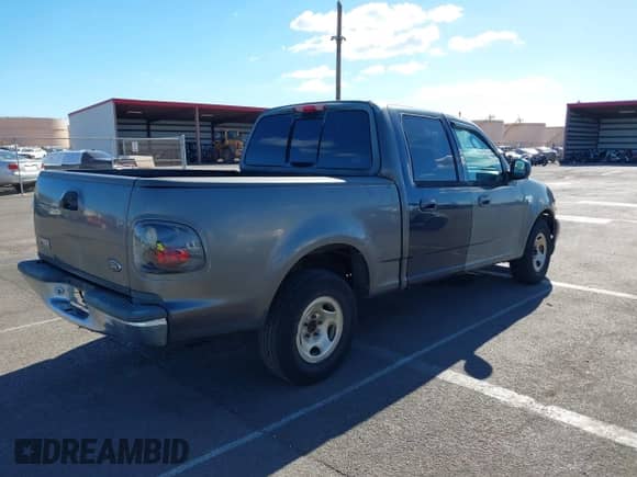 2003 Ford F-150 XLT с VIN 1FTRW07623KA76392, выставлен на аукционе IAAI как лот 43293815 с пробегом 102 620 миль миль и . История ставок и продаж доступна на DreamBid. Изображение 4.