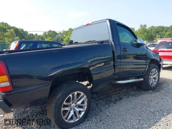 2002 GMC Sierra 1500 SLE z VIN 1GTEK14T52Z274044, wystawiony jako IAAI lot #42652944 z przebiegiem 154 078 mil mil oraz . Historia ofert i sprzedaży dostępna na DreamBid. Obrazek 20.