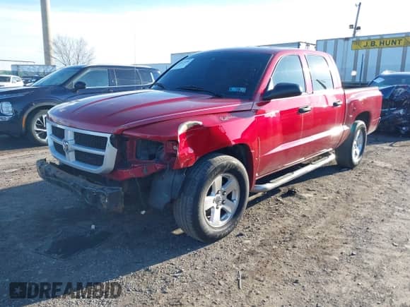 2010 Dodge Dakota Bighorn/Lonestar z VIN 1D7CE3GK3AS120328, wystawiony jako IAAI lot #41617296 z przebiegiem 136 734 mil mil oraz . Historia ofert i sprzedaży dostępna na DreamBid. Obrazek 2.