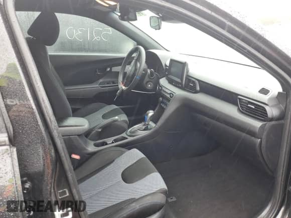 2020 Hyundai Veloster 2.0 z VIN KMHTG6AF4LU022817, wystawiony jako Copart lot #64140082 z przebiegiem 52 130 mil mil oraz . Historia ofert i sprzedaży dostępna na DreamBid. Obrazek 5.