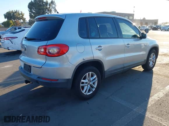 2011 Volkswagen Tiguan S с VIN WVGAV7AX2BW516558, выставлен на аукционе IAAI как лот 43561196 с пробегом 146 359 миль миль и . История ставок и продаж доступна на DreamBid. Изображение 4.