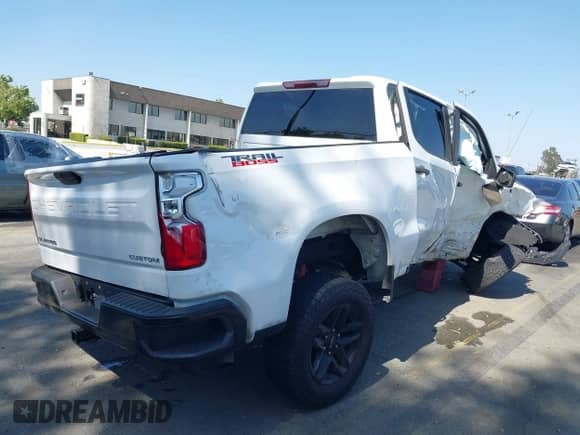 2022 Chevrolet Silverado 1500 Custom Trail Boss z VIN 3GCPYCEK4NG118395, wystawiony jako IAAI lot #42544321 z przebiegiem 90 545 mil mil oraz . Historia ofert i sprzedaży dostępna na DreamBid. Obrazek 4.