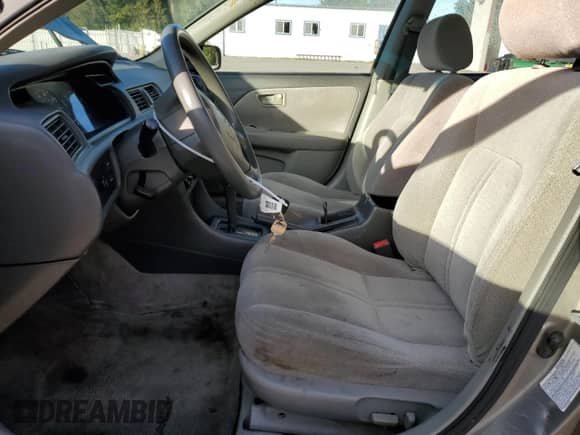 2001 Toyota Camry LE z VIN 4T1BG22K11U034601, wystawiony jako Copart lot #86273895 z przebiegiem 141 671 mil mil oraz Szkoda całkowita • Salvage title. Historia ofert i sprzedaży dostępna na DreamBid. Obrazek 7.