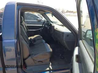 2000 Chevrolet Silverado 1500 LS z VIN 1GCEC14T6YE353090, wystawiony jako IAAI lot #42979490 z przebiegiem 241 092 mil mil oraz . Historia ofert i sprzedaży dostępna na DreamBid. Obrazek 5.