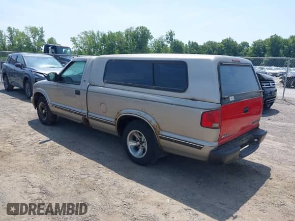2002 Chevrolet S-10 z VIN 1GCCS14W828238193, wystawiony jako IAAI lot #42821728 z przebiegiem 111 064 mil mil oraz . Historia ofert i sprzedaży dostępna na DreamBid. Obrazek 3.