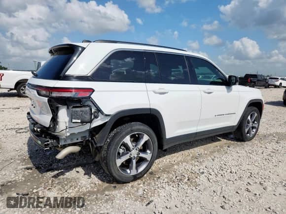 2023 Jeep Grand Cherokee with VIN 1C4RJYB63PC587579, listed as a Copart auction lot 61411895 with 29,021 mi miles and Clean title. Bid and sale history available at DreamBid. Image 3.