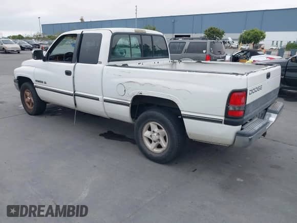 1997 Dodge 1500 z VIN 3B7HC13Z9VG736447, wystawiony jako IAAI lot #42703681 z przebiegiem 208 286 mil mil oraz . Historia ofert i sprzedaży dostępna na DreamBid. Obrazek 3.