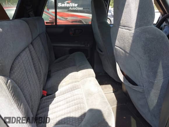 1999 Chevrolet Blazer LT z VIN 1GNCS13W2X2243229, wystawiony jako IAAI lot #42614539 z przebiegiem Nie podano mil oraz . Historia ofert i sprzedaży dostępna na DreamBid. Obrazek 8.