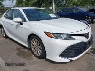 2020 Toyota Camry LE z VIN 4T1L11AKXLU329121, wystawiony jako IAAI lot #43233720 z przebiegiem 46 485 mil mil oraz . Historia ofert i sprzedaży dostępna na DreamBid. Obrazek 1.