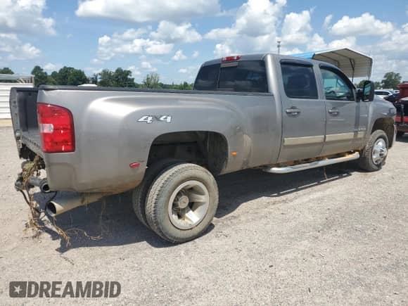 2008 Chevrolet Silverado 3500HD DRW LTZ с VIN 1GCJK33658F142563, выставлен на аукционе Copart как лот 62510085 с пробегом 121 862 миль миль и Списание • Salvage title. История ставок и продаж доступна на DreamBid. Изображение 3.