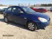 2010 Hyundai Accent Blue z VIN KMHCM3AC1AU178999, wystawiony jako Copart lot #79542164 z przebiegiem 177 254 mil mil oraz Szkoda całkowita • Salvage title. Historia ofert i sprzedaży dostępna na DreamBid. Obrazek 4.