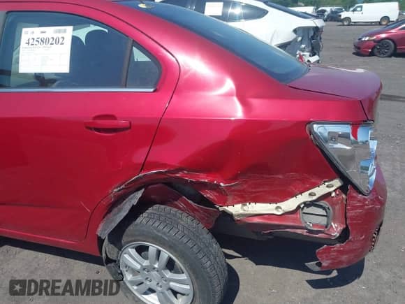 2012 Chevrolet Sonic LT z VIN 1G1JD5SB7C4224456, wystawiony jako IAAI lot #42580202 z przebiegiem 85 713 mil mil oraz . Historia ofert i sprzedaży dostępna na DreamBid. Obrazek 6.