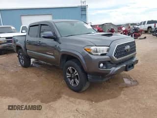 2019 Toyota Tacoma SR z VIN 3TMCZ5ANXKM251084, wystawiony jako IAAI lot #42647314 z przebiegiem 84 763 mil mil oraz . Historia ofert i sprzedaży dostępna na DreamBid. Obrazek 1.