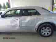 2005 Chrysler 300 Touring z VIN 2C3JA53G75H687752, wystawiony jako IAAI lot #42190758 z przebiegiem 170 269 mil mil oraz . Historia ofert i sprzedaży dostępna na DreamBid. Obrazek 6.