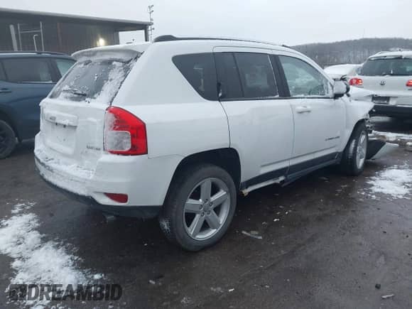 2013 Jeep Compass Limited z VIN 1C4NJDCB6DD166562, wystawiony jako IAAI lot #41059717 z przebiegiem 91 188 mil mil oraz . Historia ofert i sprzedaży dostępna na DreamBid. Obrazek 4.