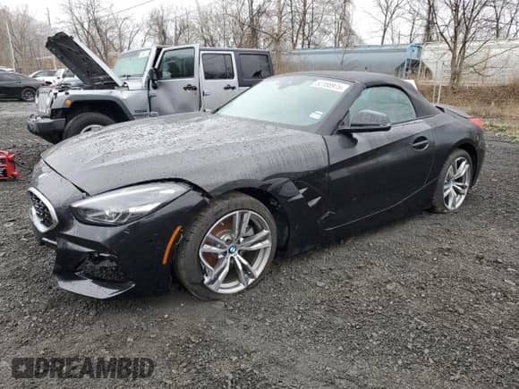 2025 BMW Z4 sDrive30i z VIN WBAHF3C06SWY43759, wystawiony jako Copart lot #52188975 z przebiegiem 1 638 mil mil oraz Szkoda całkowita • Salvage title. Historia ofert i sprzedaży dostępna na DreamBid. Obrazek 1.