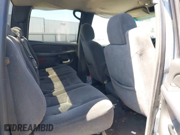 2006 Chevrolet Silverado 1500 LT2 z VIN 2GCEC13TX61157587, wystawiony jako IAAI lot #42217816 z przebiegiem 231 426 mil mil oraz . Historia ofert i sprzedaży dostępna na DreamBid. Obrazek 8.