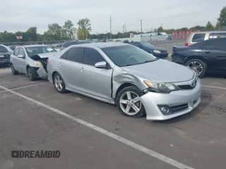 2014 Toyota Camry SE z VIN 4T1BF1FK5EU383127, wystawiony jako IAAI lot #43452813 z przebiegiem 191 143 mil mil oraz . Historia ofert i sprzedaży dostępna na DreamBid. Obrazek 1.