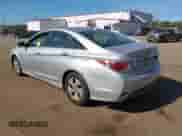 2012 Hyundai Sonata Hybrid z VIN KMHEC4A47CA026059, wystawiony jako IAAI lot #43347012 z przebiegiem 146 757 mil mil oraz . Historia ofert i sprzedaży dostępna na DreamBid. Obrazek 3.