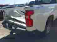 2019 Chevrolet Silverado 1500 Work Truck z VIN 3GCNYAEHXKG173431, wystawiony jako IAAI lot #43093292 z przebiegiem 118 047 mil mil oraz . Historia ofert i sprzedaży dostępna na DreamBid. Obrazek 6.