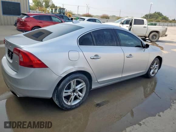 2015 Volvo S60 T5 Drive-E Premier с VIN YV126MFK4F1355600, выставлен на аукционе Copart как лот 68793115 с пробегом Не указан миль и Чистый • Clean title. История ставок и продаж доступна на DreamBid. Изображение 3.