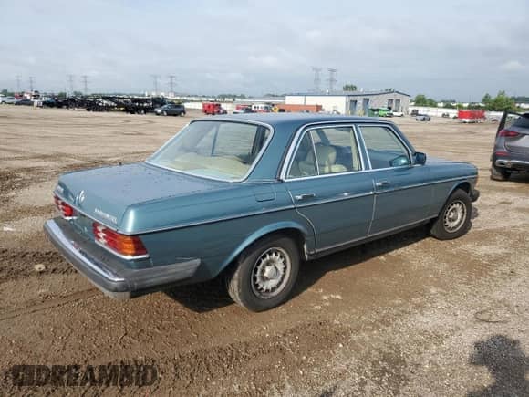 1984 Mercedes-Benz 300 D z VIN WDBAB33A9EA155408, wystawiony jako Copart lot #63378415 z przebiegiem 240 585 mil mil oraz Szkoda całkowita • Salvage title. Historia ofert i sprzedaży dostępna na DreamBid. Obrazek 3.