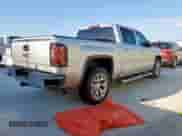 2018 GMC Sierra 1500 SLT z VIN 3GTP1NEC2JG312698, wystawiony jako Copart lot #82248715 z przebiegiem 296 885 mil mil oraz Czysty tytuł • Clean title. Historia ofert i sprzedaży dostępna na DreamBid. Obrazek 3.