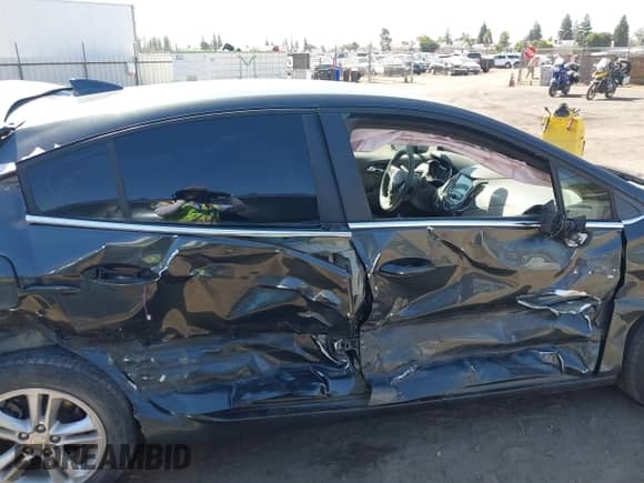 2018 Chevrolet Cruze LT z VIN 3G1BE6SM8JS592408, wystawiony jako IAAI lot #43309942 z przebiegiem 79 902 mil mil oraz . Historia ofert i sprzedaży dostępna na DreamBid. Obrazek 18.