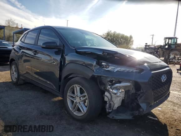 2021 Hyundai Kona SE z VIN KM8K12AA6MU611735, wystawiony jako Copart lot #81157595 z przebiegiem 53 404 mil mil oraz Szkoda całkowita • Salvage title. Historia ofert i sprzedaży dostępna na DreamBid. Obrazek 4.
