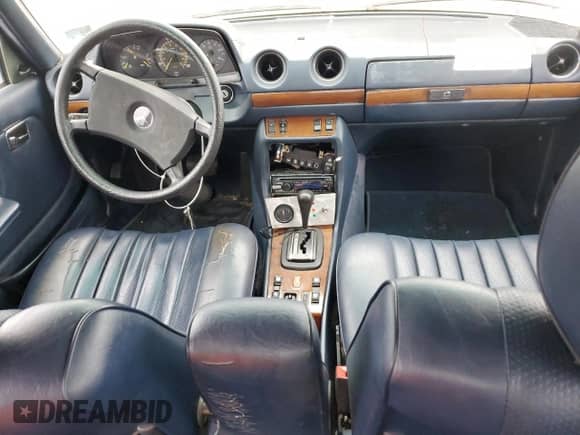 1984 Mercedes-Benz 300 D z VIN WDBAB33A2EA141026, wystawiony jako Copart lot #80811485 z przebiegiem 239 190 mil mil oraz Czysty tytuł • Clean title. Historia ofert i sprzedaży dostępna na DreamBid. Obrazek 8.